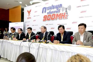 กสทช. จัดทีมแพทย์ตรวจสุขภาพผู้เข้าร่วมประมูลคลื่นความถี่ย่าน 900 MHz หลังเคาะราคาต่อเนื่อง 48 ชั่วโมง